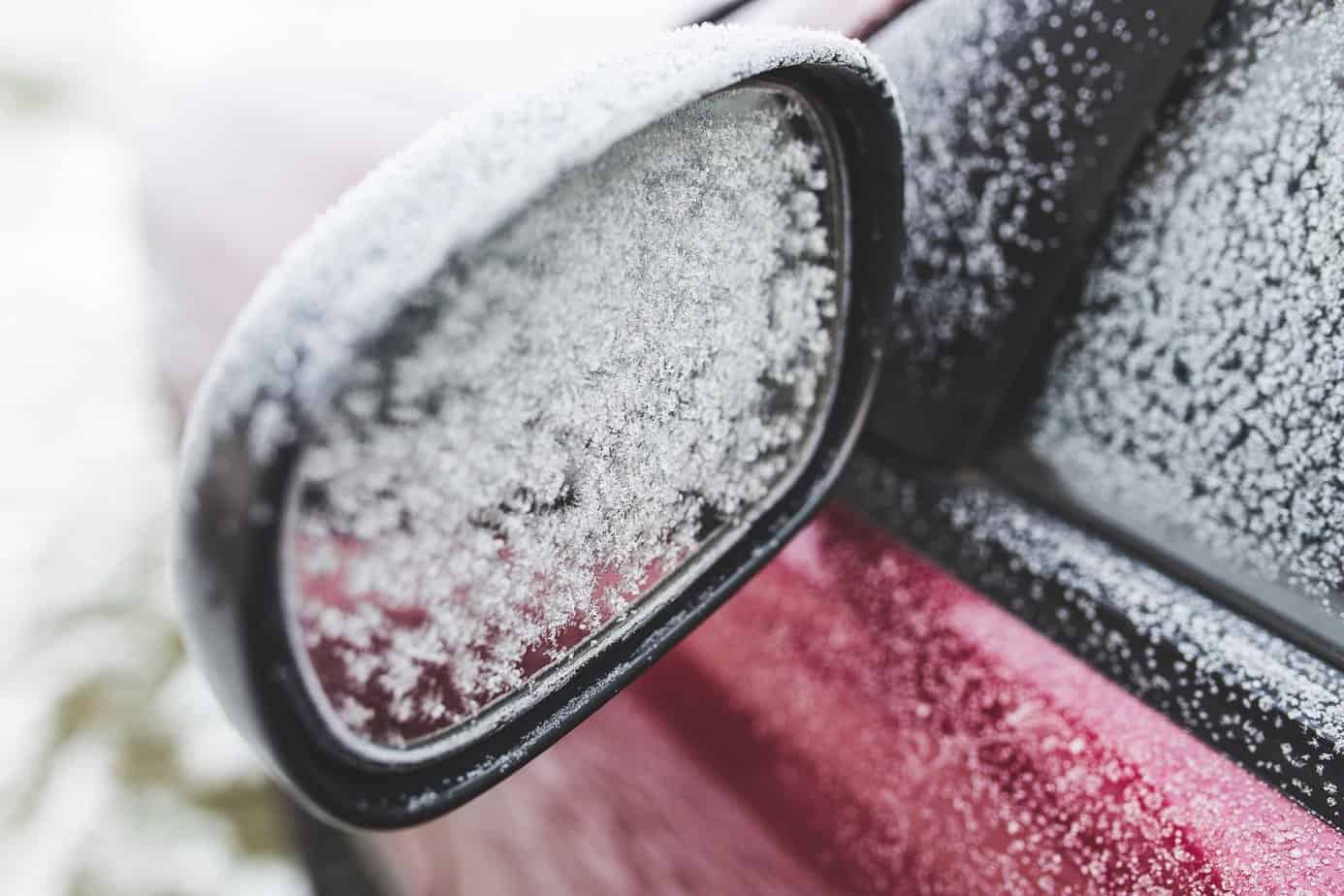 Von Eis bedeckter Seitenspiegel eines Autos