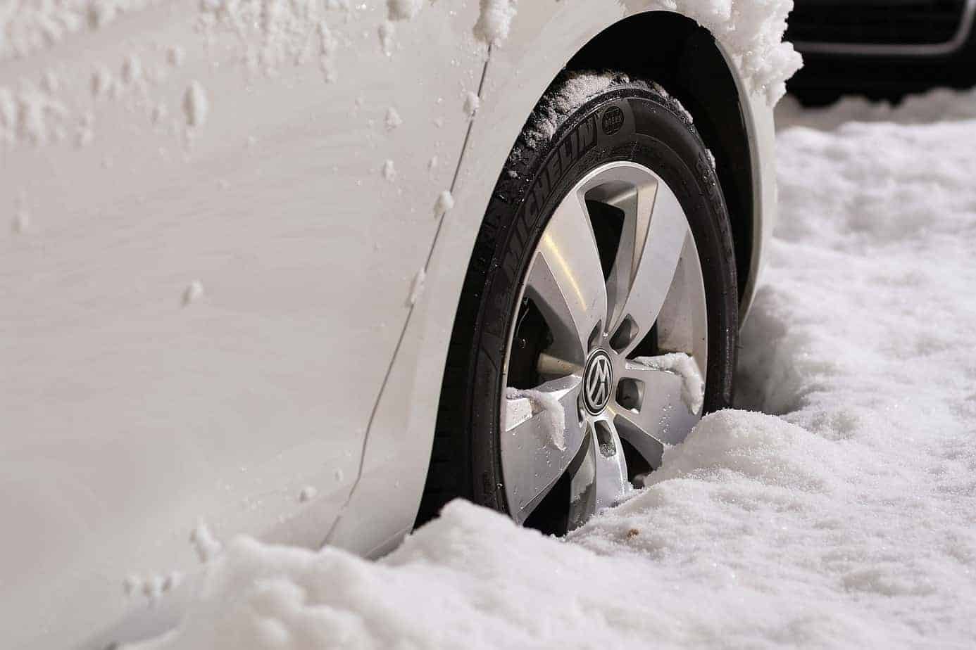 Autoreifen inmitten von Schnee