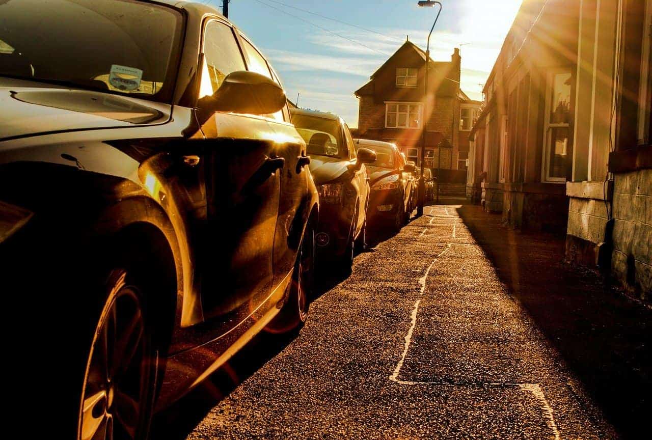 Parkende Autos, die von der Sonne beschienen werden