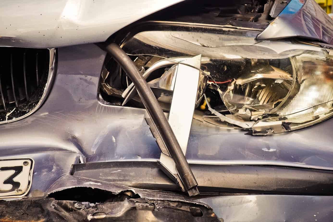 Der zerstörte Scheinwerfer eines Wagens nach einem Autounfall